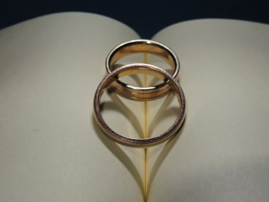 Alyans aşk mektubu üzerinde