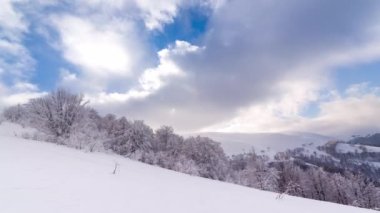Hareket eden beyaz bulutlar mavi gökyüzü manzaralı hava manzarası. Mavi gökyüzünde, akşam vakti, parlak güneşin altında, kabarık bulutların arasında. Güneş gün batımında bulutların ardında gizlidir. Sis.