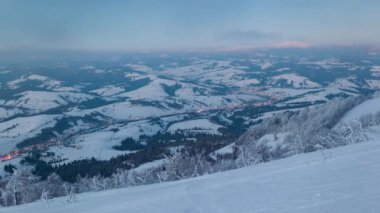 Blue Sky, Fog ve Snow ile Time Lapse Video dağlardaki karlı kayak merkezinin üzerinde. Yüksek Dağlar Tepeleri 'nin Manzaralı Hava Görüntüsü. Ukrayna 'daki Karpat Dağı.