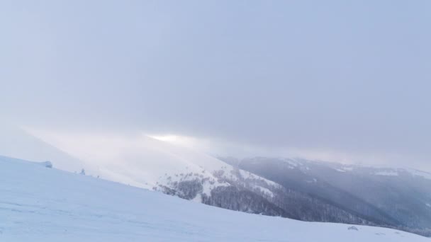 Nuages blancs mouvants ciel bleu vue aérienne panoramique. Timelapse haut dos dans le ciel bleu à travers les nuages duveteux dans la soirée au soleil brillant. Le soleil est caché derrière les nuages au coucher du soleil le brouillard — Video