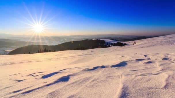 Гірський пік зі сніговим ударом вітром. Зимовий пейзаж. Холодний день, зі снігом . — стокове відео