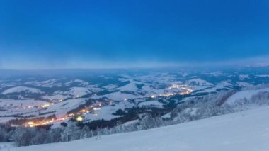 Blue Sky, Fog ve Snow ile Time Lapse Video dağlardaki karlı kayak merkezinin üzerinde. Yüksek Dağlar Tepeleri 'nin Manzaralı Hava Görüntüsü. Ukrayna 'daki Karpat Dağı.