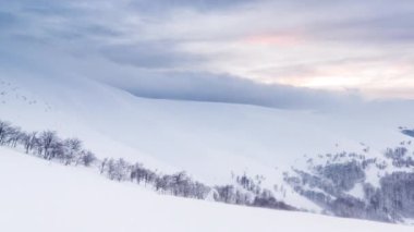 Hareket eden beyaz bulutlar mavi gökyüzü manzaralı hava manzarası. Mavi gökyüzünde, akşam vakti, parlak güneşin altında, kabarık bulutların arasında. Güneş gün batımında bulutların ardında gizlidir. Sis.