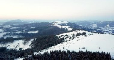 Peri masallarındaki dağ manzarasından. Alp sivri tepeleri karla kaplanmış. Ukrayna, Karpat dağlarında vahşi kış. Kalın beyaz bulutlar. Açık alan. Hava 4K