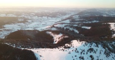 Peri masallarındaki dağ manzarasından. Alp sivri tepeleri karla kaplanmış. Ukrayna, Karpat dağlarında vahşi kış. Kalın beyaz bulutlar. Açık alan. Hava 4K
