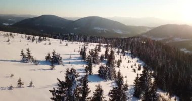Peri masallarındaki dağ manzarasından. Alp sivri tepeleri karla kaplanmış. Ukrayna, Karpat dağlarında vahşi kış. Kalın beyaz bulutlar. Açık alan. Hava 4K
