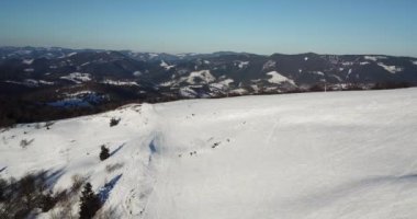 Peri masallarındaki dağ manzarasından. Alp sivri tepeleri karla kaplanmış. Ukrayna, Karpat dağlarında vahşi kış. Kalın beyaz bulutlar. Açık alan. Hava 4K
