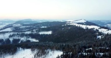 Peri masallarındaki dağ manzarasından. Alp sivri tepeleri karla kaplanmış. Ukrayna, Karpat dağlarında vahşi kış. Kalın beyaz bulutlar. Açık alan. Hava 4K