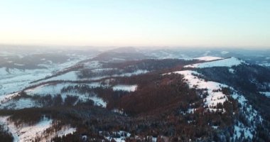 Peri masallarındaki dağ manzarasından. Alp sivri tepeleri karla kaplanmış. Ukrayna, Karpat dağlarında vahşi kış. Kalın beyaz bulutlar. Açık alan. Hava 4K