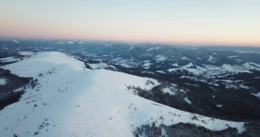 Peri masallarındaki dağ manzarasından. Alp sivri tepeleri karla kaplanmış. Ukrayna, Karpat dağlarında vahşi kış. Kalın beyaz bulutlar. Açık alan. Hava 4K