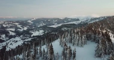 Peri masallarındaki dağ manzarasından. Alp sivri tepeleri karla kaplanmış. Ukrayna, Karpat dağlarında vahşi kış. Kalın beyaz bulutlar. Açık alan. Hava 4K