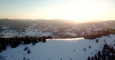 Peri masallarındaki dağ manzarasından. Alp sivri tepeleri karla kaplanmış. Ukrayna, Karpat dağlarında vahşi kış. Kalın beyaz bulutlar. Açık alan. Hava 4K