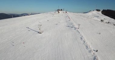 Peri masallarındaki dağ manzarasından. Alp sivri tepeleri karla kaplanmış. Ukrayna, Karpat dağlarında vahşi kış. Kalın beyaz bulutlar. Açık alan. Hava 4K