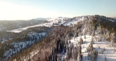 Peri masallarındaki dağ manzarasından. Alp sivri tepeleri karla kaplanmış. Ukrayna, Karpat dağlarında vahşi kış. Kalın beyaz bulutlar. Açık alan. Hava 4K