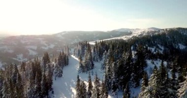 Peri masallarındaki dağ manzarasından. Alp sivri tepeleri karla kaplanmış. Ukrayna, Karpat dağlarında vahşi kış. Kalın beyaz bulutlar. Açık alan. Hava 4K
