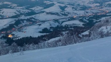 Blue Sky, Fog ve Snow ile Time Lapse Video dağlardaki karlı kayak merkezinin üzerinde. Yüksek Dağlar Tepeleri 'nin Manzaralı Hava Görüntüsü. Ukrayna 'daki Karpat Dağı.