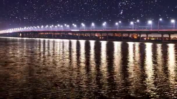 Tijd ronden, uitzicht op de brug over de rivier de Dnjepr in Dnjepr City in het late voorjaar in het vroege voorjaar, dikke wolken. — Stockvideo