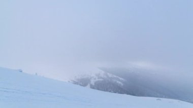 Hareket eden beyaz bulutlar mavi gökyüzü manzaralı hava manzarası. Mavi gökyüzünde, akşam vakti, parlak güneşin altında, kabarık bulutların arasında. Güneş gün batımında bulutların ardında gizlidir. Sis.