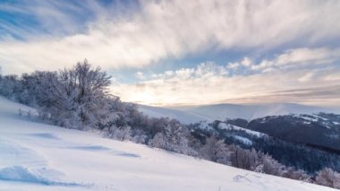 Hareket eden beyaz bulutlar mavi gökyüzü manzaralı hava manzarası. Mavi gökyüzünde, akşam vakti, parlak güneşin altında, kabarık bulutların arasında. Güneş gün batımında bulutların ardında gizlidir. Sis.