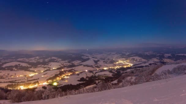 Time Lapse Vidéo avec ciel bleu, brouillard et neige d'un ciel étoilé sur une station de ski enneigée dans les montagnes. Vue aérienne panoramique de la chaîne des sommets des hautes montagnes. Montagne des Carpates en Ukraine. — Video