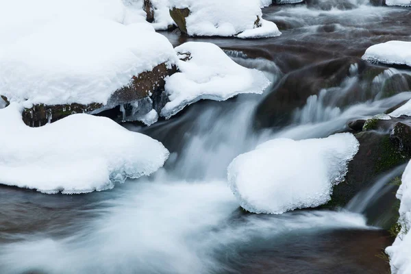 Winter mountain waterfall snow scene. Snowy mountain waterfall landscape. Winter mountain waterfall in Shipot waterfall - Carpathian Mountains, Ukraine. — Stock Photo, Image