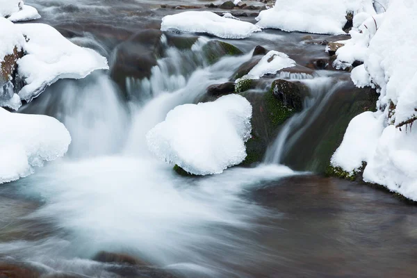 Hiver montagne cascade neige scène. Paysage de cascade de montagne enneigée. Cascade de montagne d'hiver dans la cascade Shipot - Carpates, Ukraine. — Photo