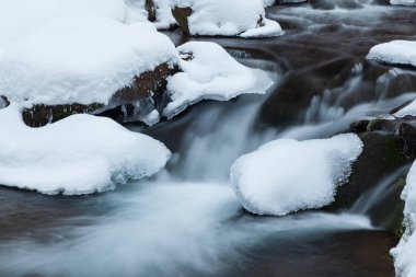 Kış Şelalesi kar manzarası. Karlı dağ şelalesi manzarası. Şelalede kış şelalesi - Karpat Dağları, Ukrayna.