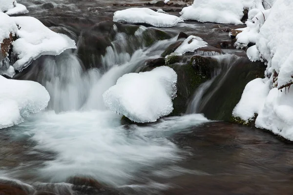 Hiver montagne cascade neige scène. Paysage de cascade de montagne enneigée. Cascade de montagne d'hiver dans la cascade Shipot - Carpates, Ukraine. — Photo