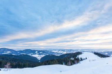 Ukrayna Dağları 'nın yüksek dağlarında sihirli günbatımı