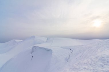 Ukrayna Dağları 'nın yüksek dağlarında sihirli günbatımı