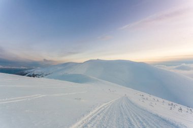 Kışın kar dağ zirveleri Avrupa'da kaplı. Kış sporları için harika bir yer