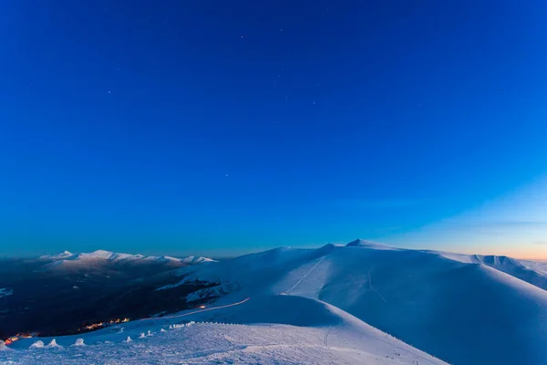 Fantastyczne gwiaździste niebo. Zimowy krajobraz i ośnieżone szczyty. Karpackie góry. Ukraina. Europa — Zdjęcie stockowe