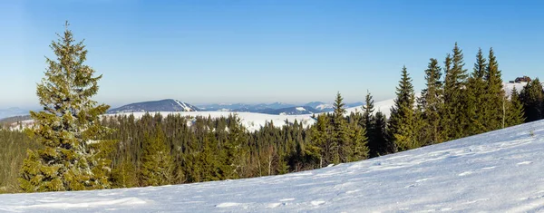 Montanha pico com neve soprar pelo vento. Paisagem de inverno. Dia frio, com neve. — Fotografia de Stock