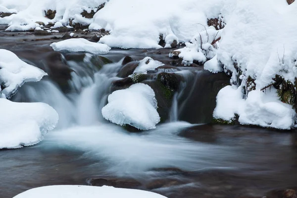 겨울 폭포의 눈이 내리는 장면이다. 눈덮인 산의 폭포 풍경. 슈 팟 폭포에 있는 겨울 산 폭포 - 우크라 이나의 카르파티아 산맥. — 스톡 사진