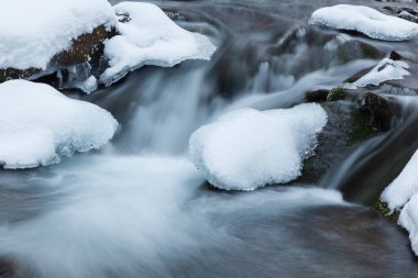 Kış Şelalesi kar manzarası. Karlı dağ şelalesi manzarası. Şelalede kış şelalesi - Karpat Dağları, Ukrayna.