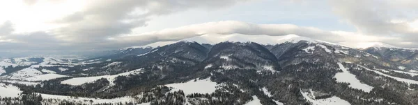 Εναέρια λήψη μεγαλοπρεπούς ανατολής στα βουνά. Κοιλάδα μεταξύ των βουνών καλύπτεται με ομίχλη και φωτίζεται από τις ζεστές ακτίνες του ανατέλλοντος ήλιου. Βουνά καλυμμένα με φυσικό δάσος. — Φωτογραφία Αρχείου