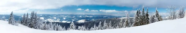Fantastyczne zimowy krajobraz. błękitne niebo. podkarpacie, Ukrainy, Europy. piękno świata — Zdjęcie stockowe