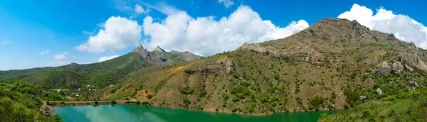 Hermoso valle soleado entre las montañas con nubes exuberantes en la Crimea, Ucrania — Foto de Stock