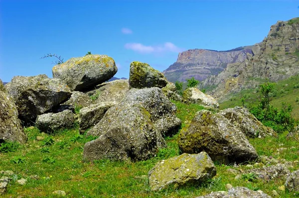Fond horizontal avec un magnifique paysage de la péninsule de Crimée. Vue sur le sommet des montagnes couvertes de verdure luxuriante et les nuages épais sous les sommets. Ciel bleu clair. Espace de copie. — Photo