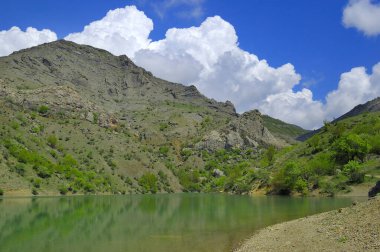 Dağlar arasında güzel güneşli vadi Kırım, Ukrayna 'da yemyeşil bulutlar