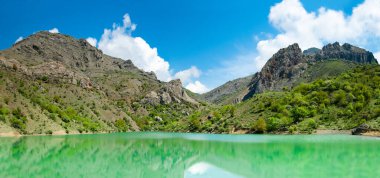 Dağlar arasında güzel güneşli vadi Kırım, Ukrayna 'da yemyeşil bulutlar