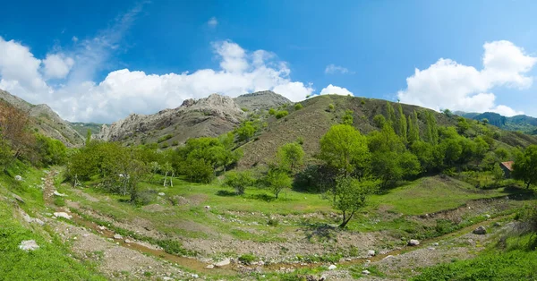Πανόραμα άποψη στην Κριμαία βουνά ταξιδεύουν με σύννεφα γραφικό τοπίο, φύση ταξίδια — Φωτογραφία Αρχείου