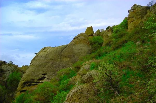 Fond horizontal avec un magnifique paysage de la péninsule de Crimée. Vue sur le sommet des montagnes couvertes de verdure luxuriante et les nuages épais sous les sommets. Ciel bleu clair. Espace de copie. — Photo