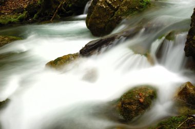 Ukrayna, Kırım 'daki gizli bir nehrin uzun süreli görüntüsü. Bulanık su desenine dayanan bir taş arka plan kullanımı için idealdir.