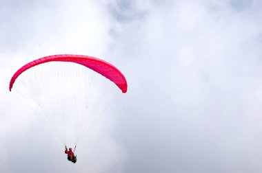 Yamaç paraşütü yaparak özgürlüğün tadını çıkar.