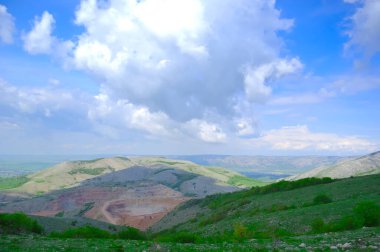 Bahar renkleri ve mermer ocaklarıyla kaplı güzel bir tepe.