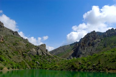 Dağlar arasında güzel güneşli vadi Kırım, Ukrayna 'da yemyeşil bulutlar
