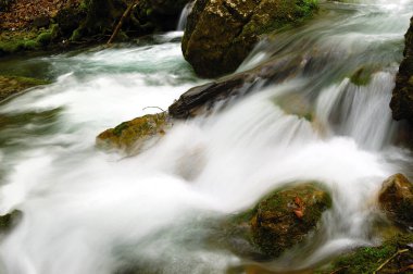 Ukrayna, Kırım 'daki gizli bir nehrin uzun süreli görüntüsü. Bulanık su desenine dayanan bir taş arka plan kullanımı için idealdir.