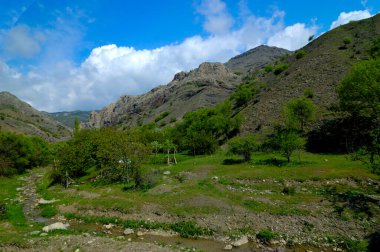 Kırım dağlarında manzara manzarası bulutlarla seyahat, doğa yolculuğu