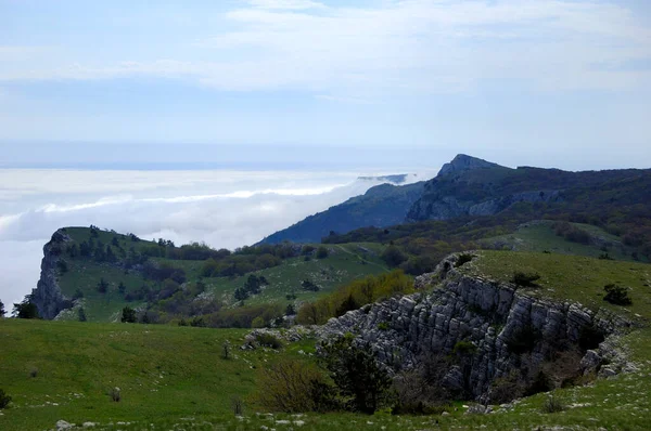 Belle vue sur les rochers et les champs. Nature de la Crimée centrale — Photo